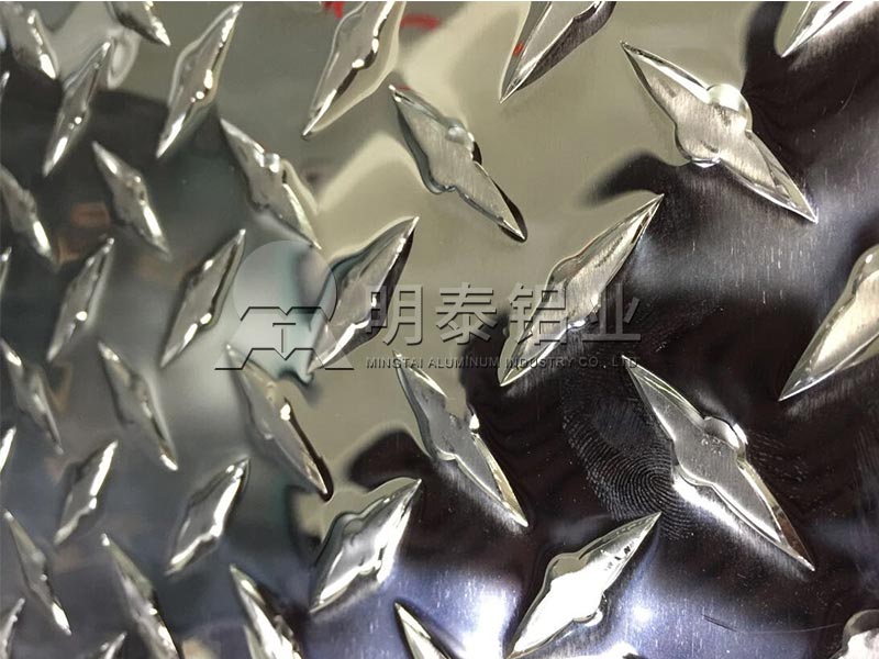 鋁板廠家_工廠廠房用防滑一條筋花紋鋁板卷價格多少錢? 鋁板廠家_工廠廠房用防滑一條筋花紋鋁板卷價格多少錢?